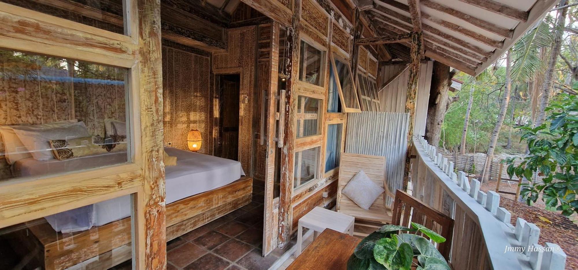 Villas Light House - Eco-Traditional Joglo غيلي تراوانغان المظهر الخارجي الصورة