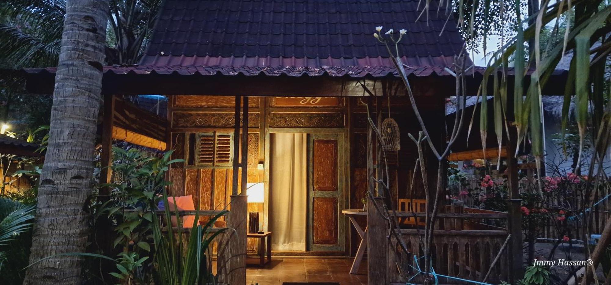 Villas Light House - Eco-Traditional Joglo غيلي تراوانغان المظهر الخارجي الصورة